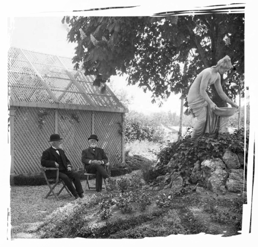 Hermanos Puig i Valls en su jardín